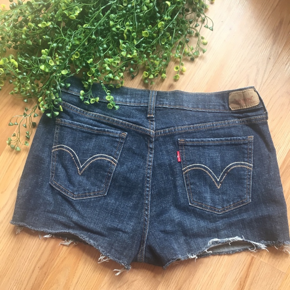 Levi’s denim shorts 🌿